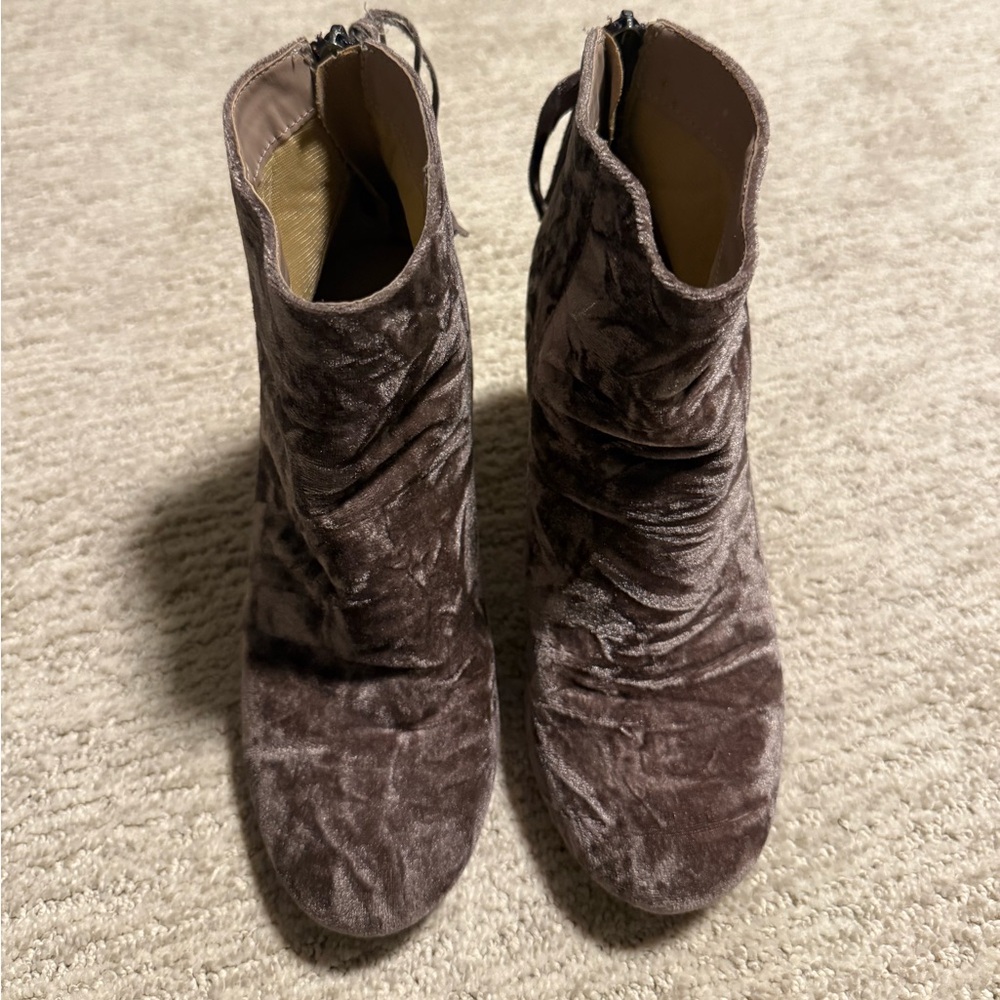 Solely Black Crushed Velvet Taupe Elegant Ankle Boots women’s size 7.5